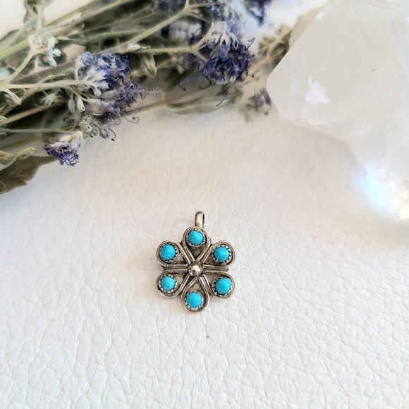Boho turquoise flower pendant - Picture 2 of 7